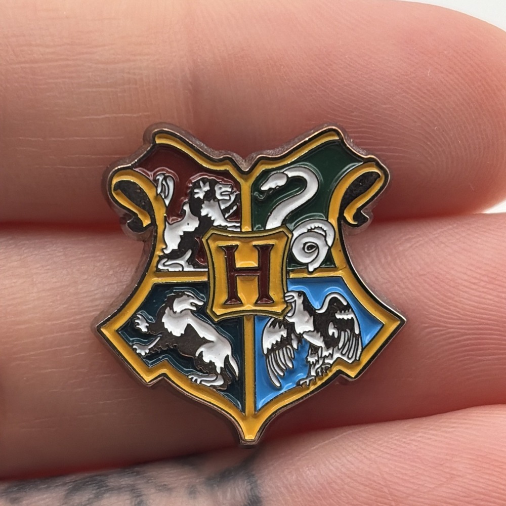 Harry Potter Hogwarts School Crest Hufflepuff Slytherin Ravenclaw Lapel Hat‎ Pin